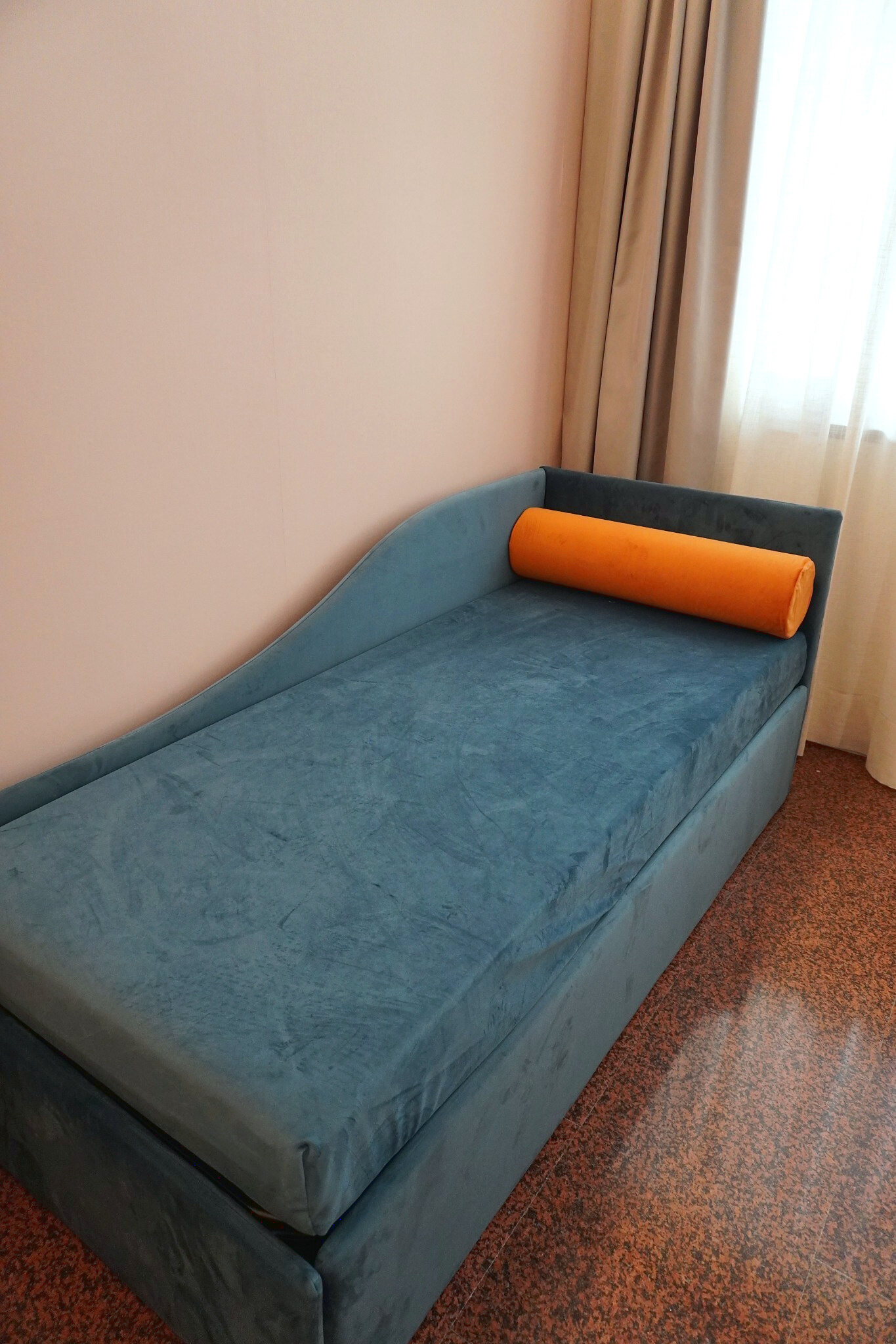 Divano letto singolo con cuscino a rullo