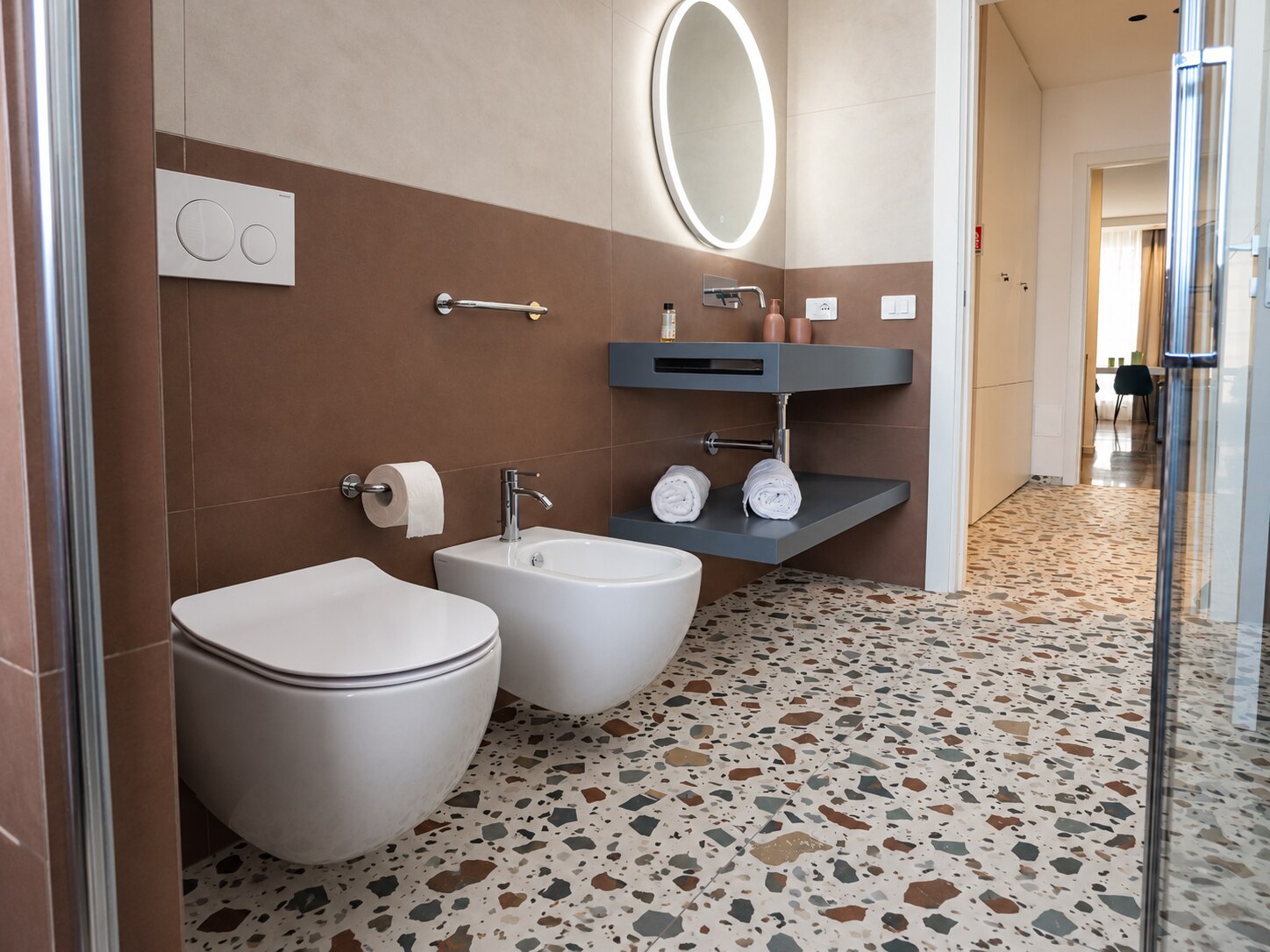 Bagno privato con lavabo sospeso