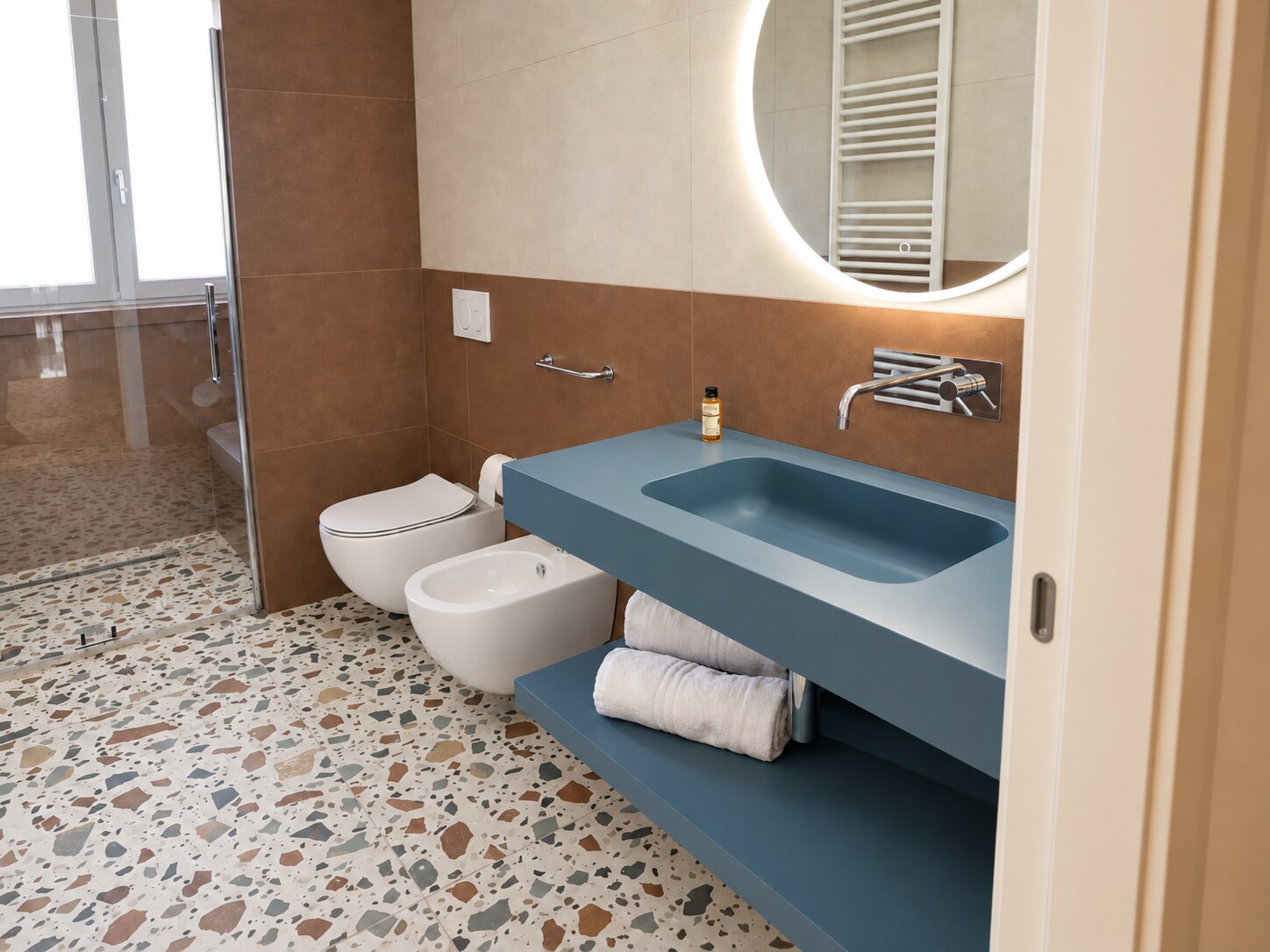 Bagno privato con box doccia in vetro