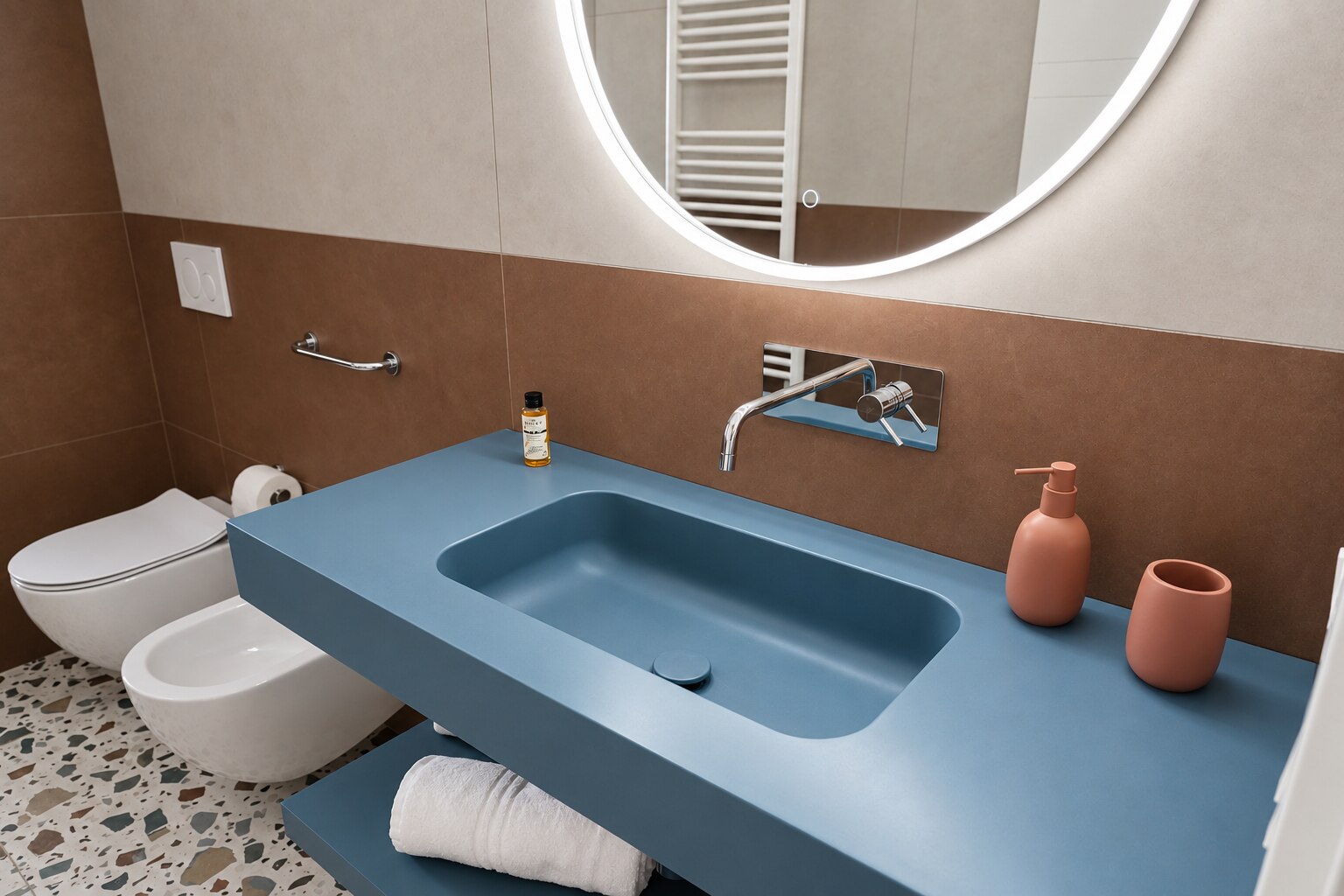 Specchio LED e lavabo del bagno privato