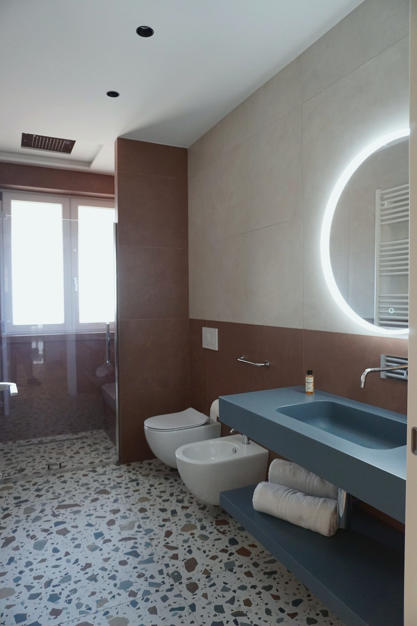 Box doccia e pavimento in graniglia del bagno