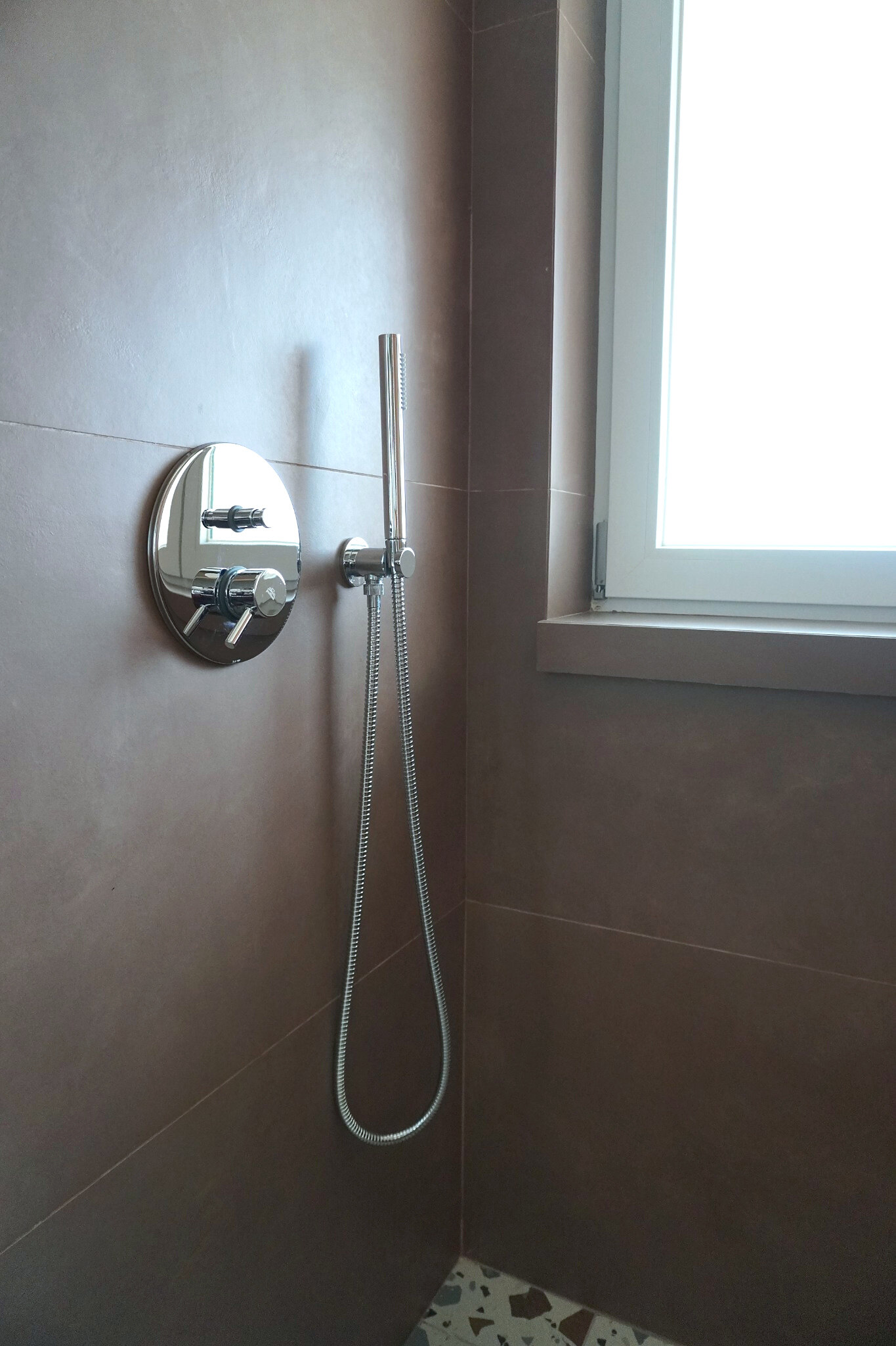 Lavabo sospeso con specchio ovale illuminato