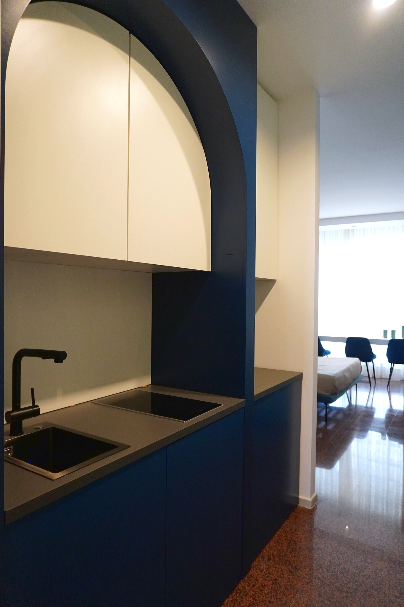 Lavabo del bagno con dispenser di cortesia