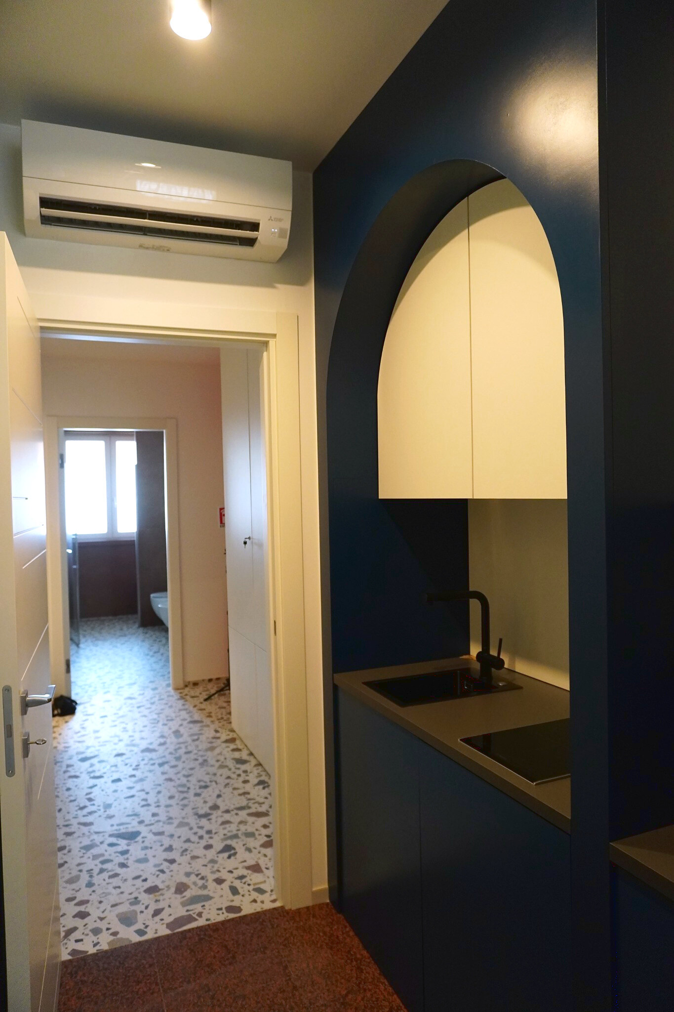 Pensile dell'angolo cottura sotto l'arco blu