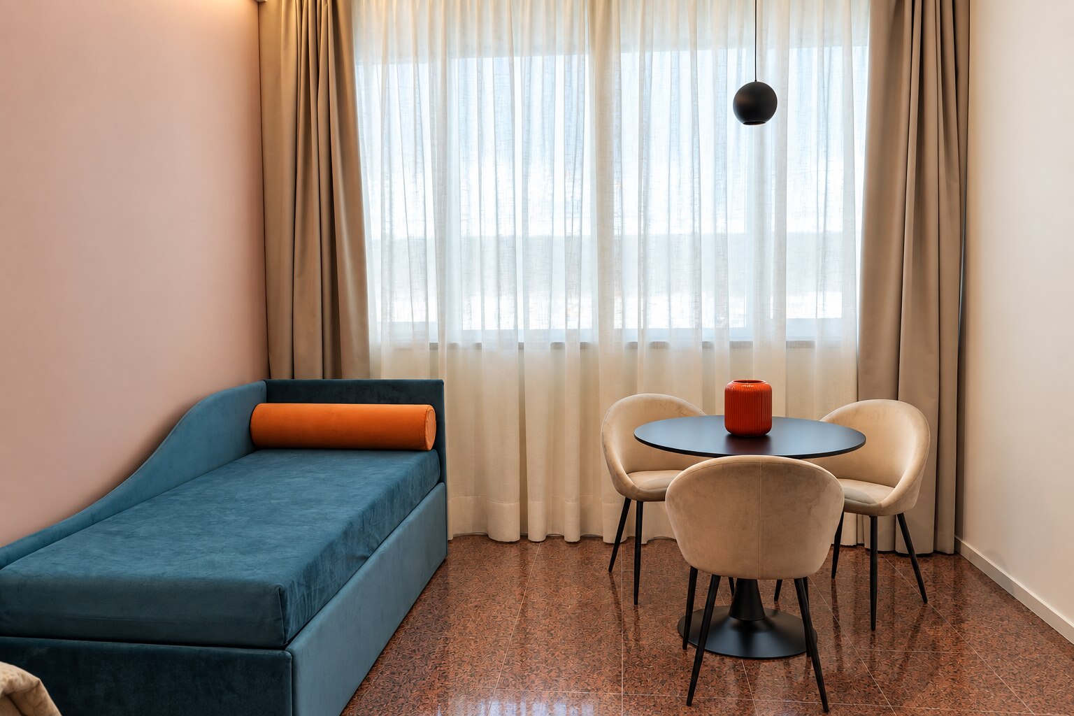 Divanetto e tavolino rotondo vicino alla finestra