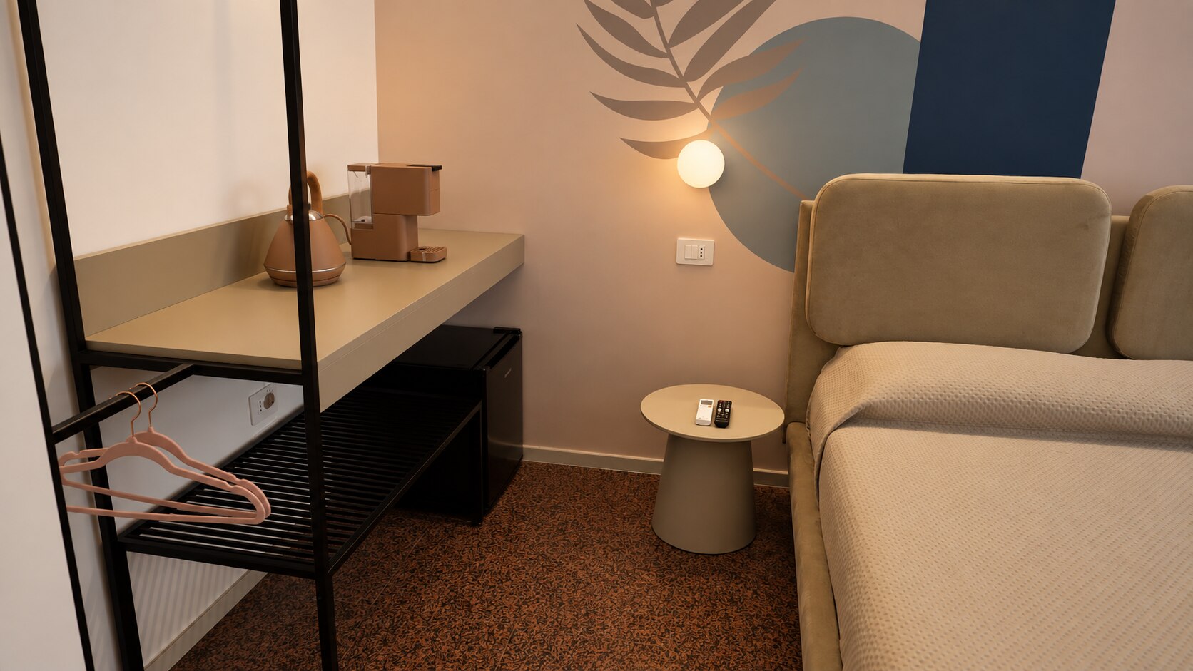 Appendiabiti aperto con minibar e TV