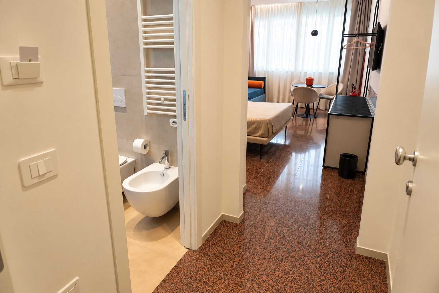 Ingresso della camera con vista sul bagno